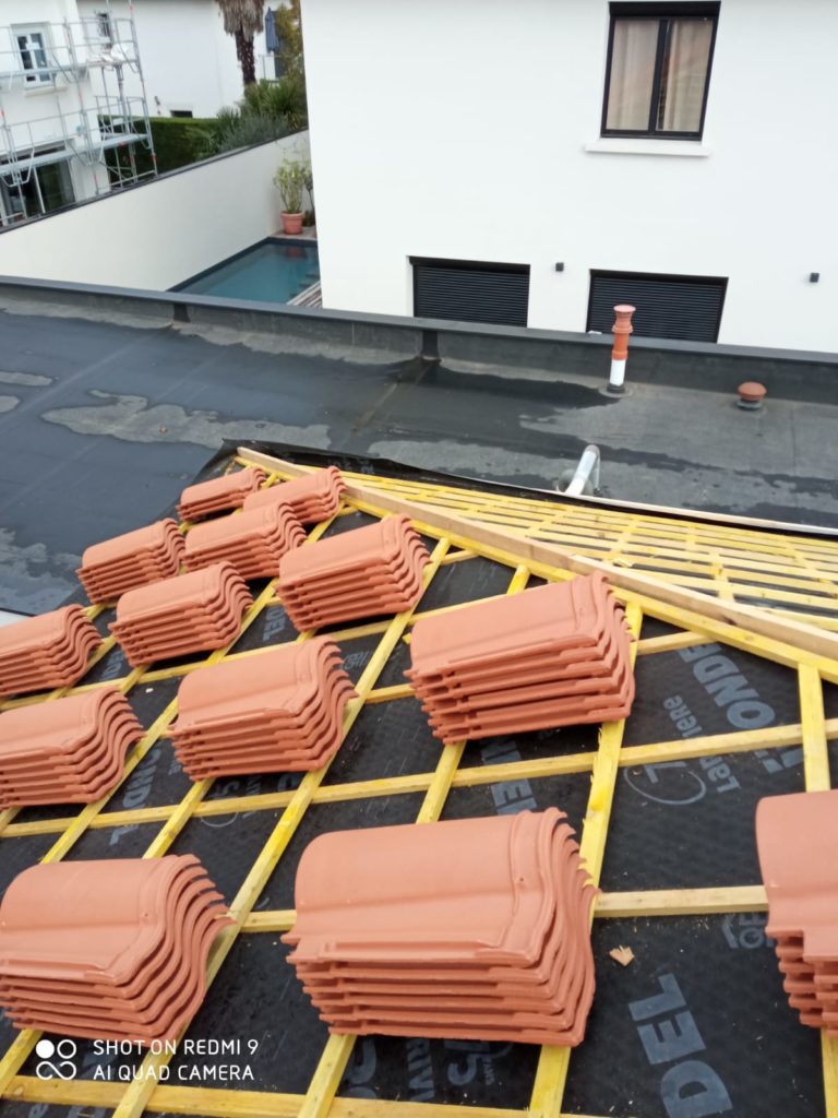 Réfection d’une toiture avec remplacement des gouttières, bandeaux de façade et lambris