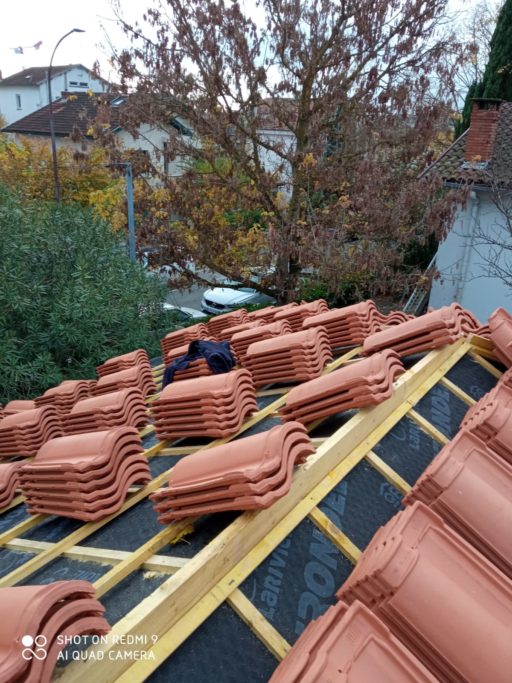 Réfection d’une toiture avec remplacement des gouttières, bandeaux de façade et lambris