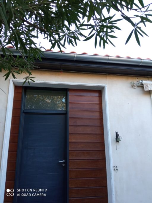 Réfection d’une toiture avec remplacement des gouttières, bandeaux de façade et lambris