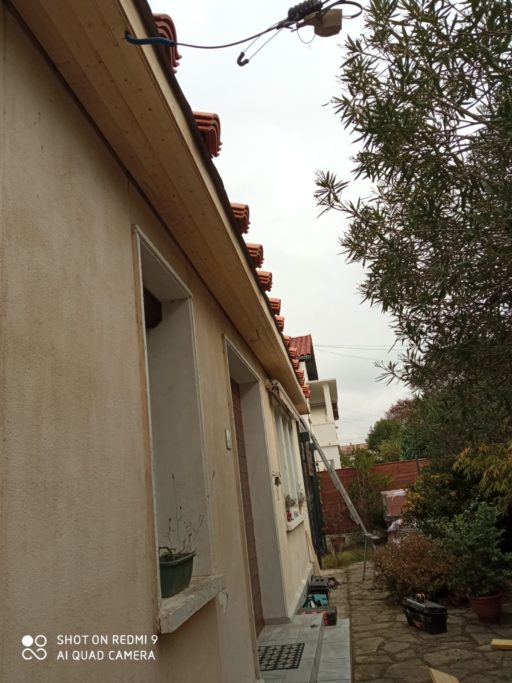 Réfection d’une toiture avec remplacement des gouttières, bandeaux de façade et lambris