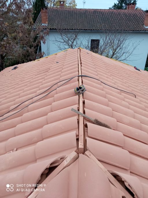 Réfection d’une toiture avec remplacement des gouttières, bandeaux de façade et lambris