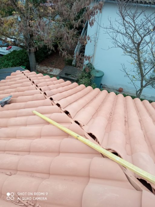 Réfection d’une toiture avec remplacement des gouttières, bandeaux de façade et lambris